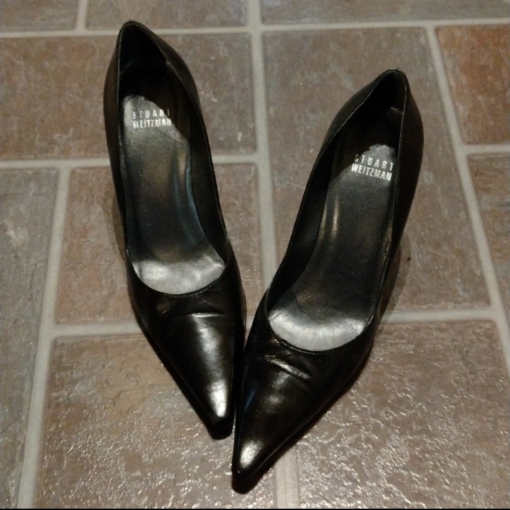 Stuart Weitzman classic black pointy toe pump size 6.5